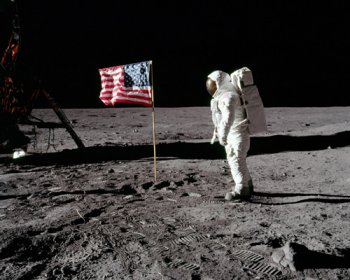 bandera en la Luna